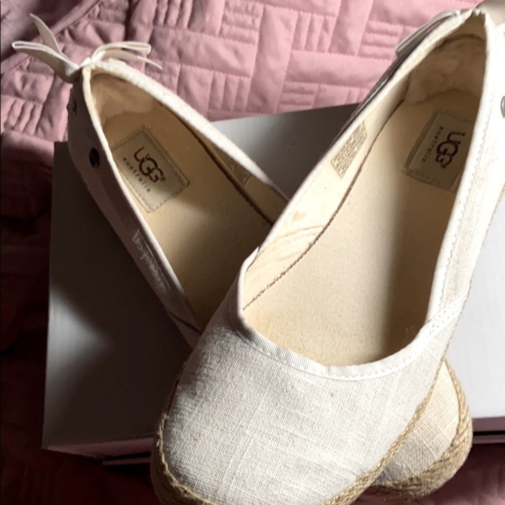 Ugg Flats Light Off White Sz 8.5 Bow on back.